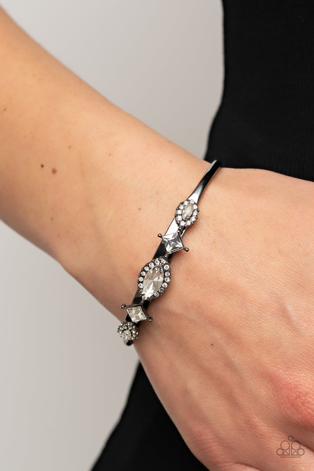 Paparazzi Bracelet Disarming Dazzle - Black