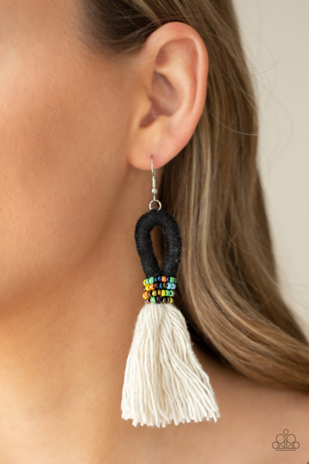 Paparazzi Earrings The Dustup - Black